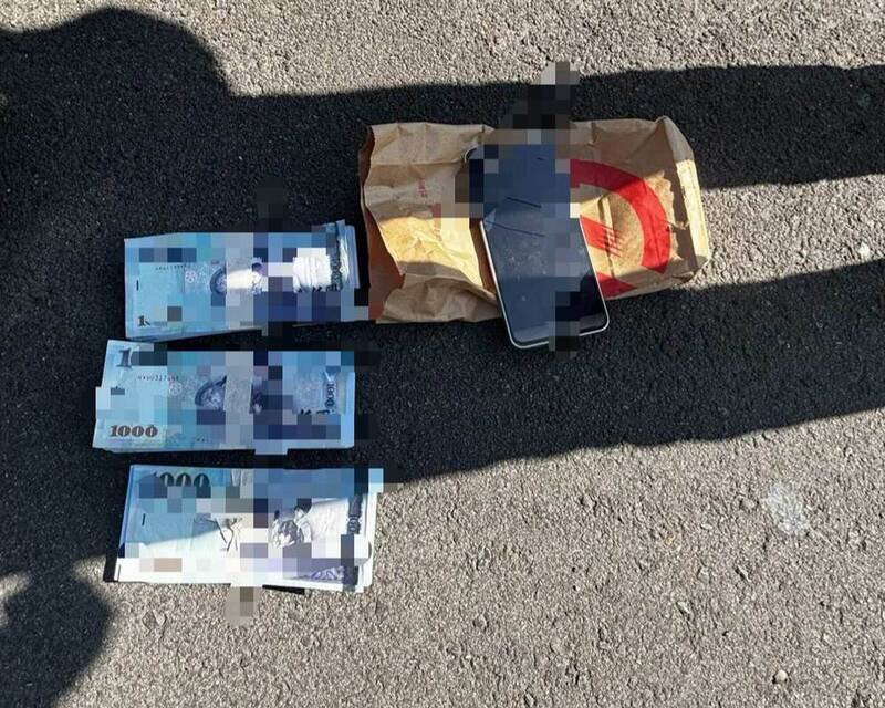 警方从诈团车手身上起出30万元赃款。（图由警方提供）