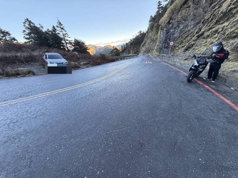 合欢山部分路段结霜融解，汽机车容易打滑失控，要特别小心。（仁爱警方提供）