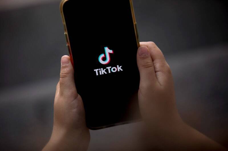 TikTok说，会遵守澳洲禁止16岁以下儿少使用社群媒体新法。（彭博）