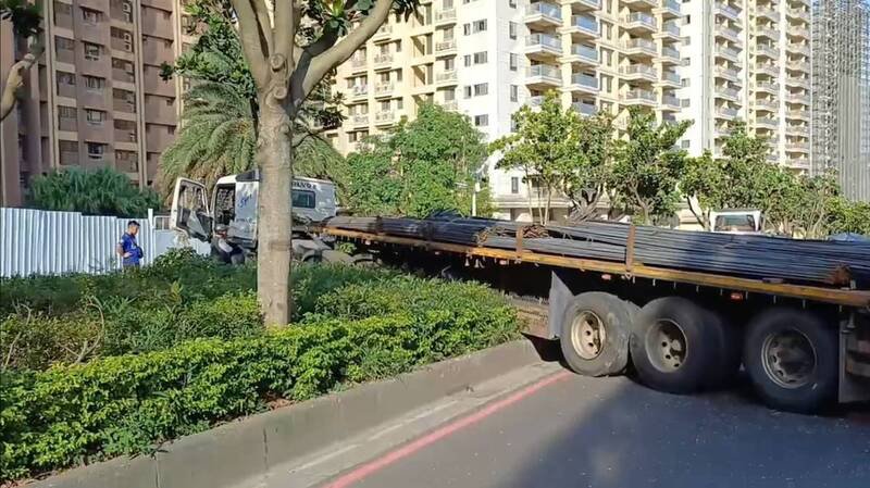 拖板车横在分隔岛。（记者徐圣伦翻摄）