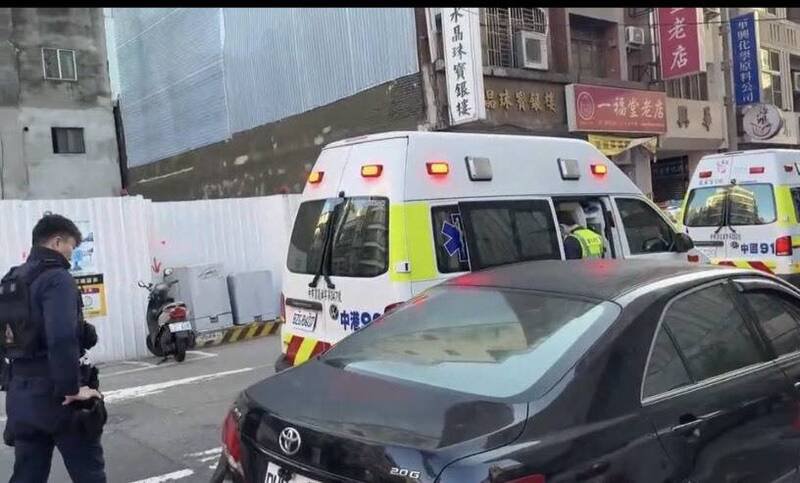 台中市区今天清晨发生街头混战，警方及救护车都赶到。（民众提供）
