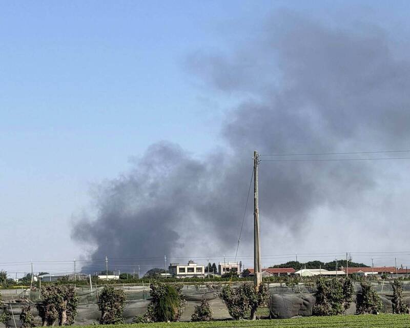 福兴乡废弃物大火浓烟窜天，数公里外地区都看得到。（赖清美提供）