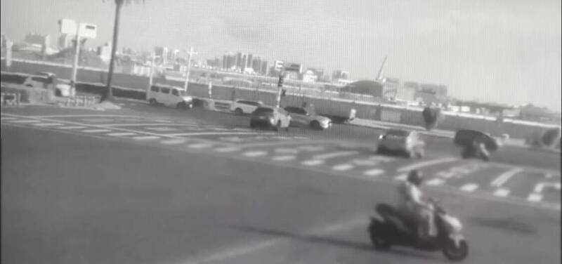 郭女车辆疑闯红灯冲入中山路车阵。（民众提供）