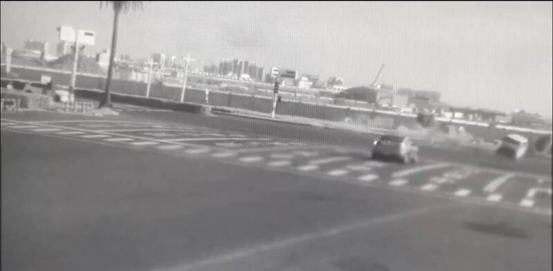 车辆发生碰撞后扬起尘烟。（民众提供）