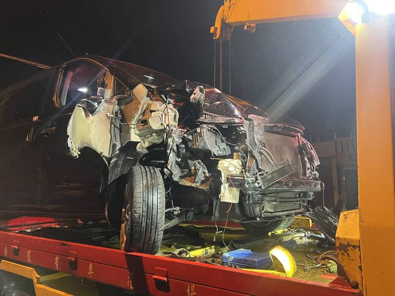 厢型车头全毁。（警方提供）