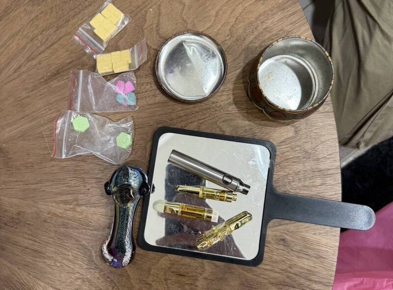 吴姓网美自封「医美变脸魔术王」，常在IG上分享火辣性感美照，新北市警方最近接获线报吴女涉毒，循线到住处缉毒，查获大麻烟弹、摇头丸等毒品，续追医美业务是否涉及医事法；图为查获毒品及大麻烟斗。（记者吴仁捷翻摄）警方提供