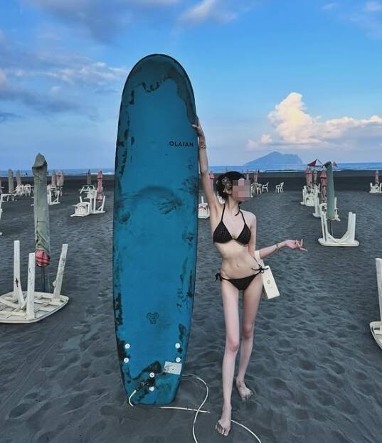 吴姓网美自封「医美变脸魔术王」，常在IG上分享火辣性感美照（见图），新北市警方最近接获线报吴女涉毒，循线到住处缉毒，查获大麻烟弹、摇头丸等毒品，续追医美业务是否涉及医事法。（记者吴仁捷翻摄）警方提供