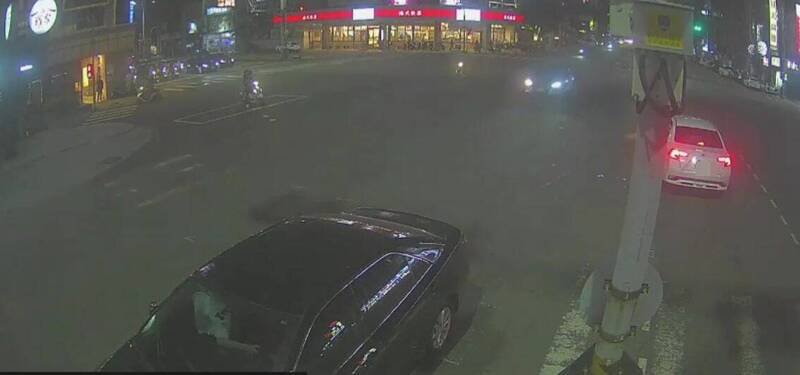 警方调阅监视器，赫然发现车祸后邱男和江女在车内调换位置，江女涉嫌冒名顶替。（记者陈建志翻摄）