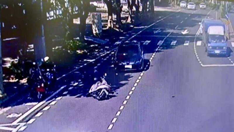 郑姓骑士摔落，机车继续往前。（南投警方提供）