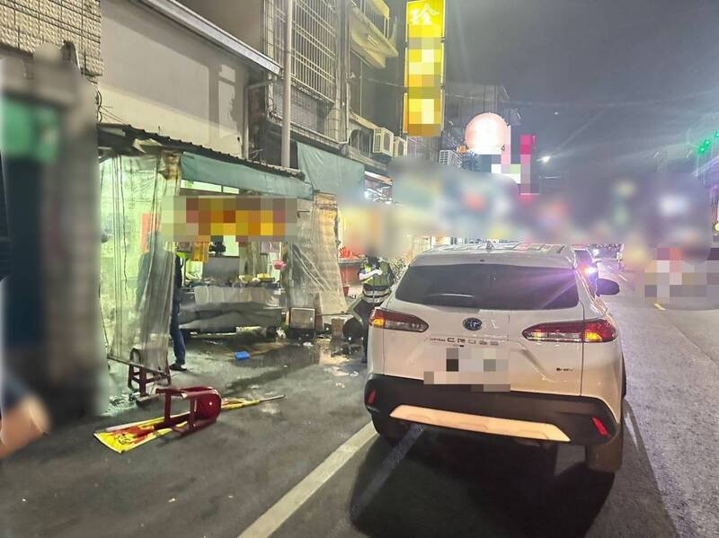 陈男不知何故撞向路外一间鸡排店。（警方提供）