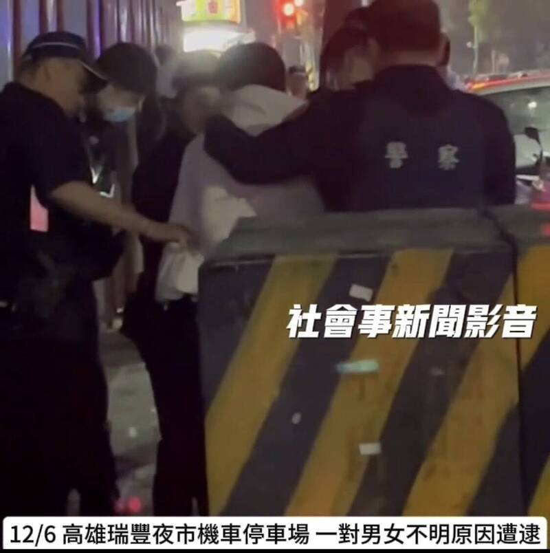 员警将未成年黄男（白色外套者）带回派出所。（取自社会事新闻影音）