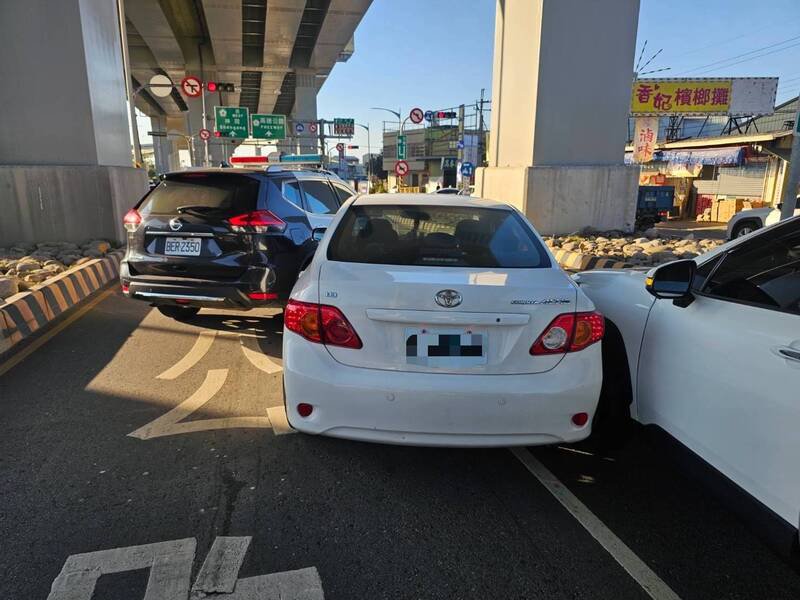 警方拦截围捕，将偷车贼汪男逮捕到案。（图由民众提供）