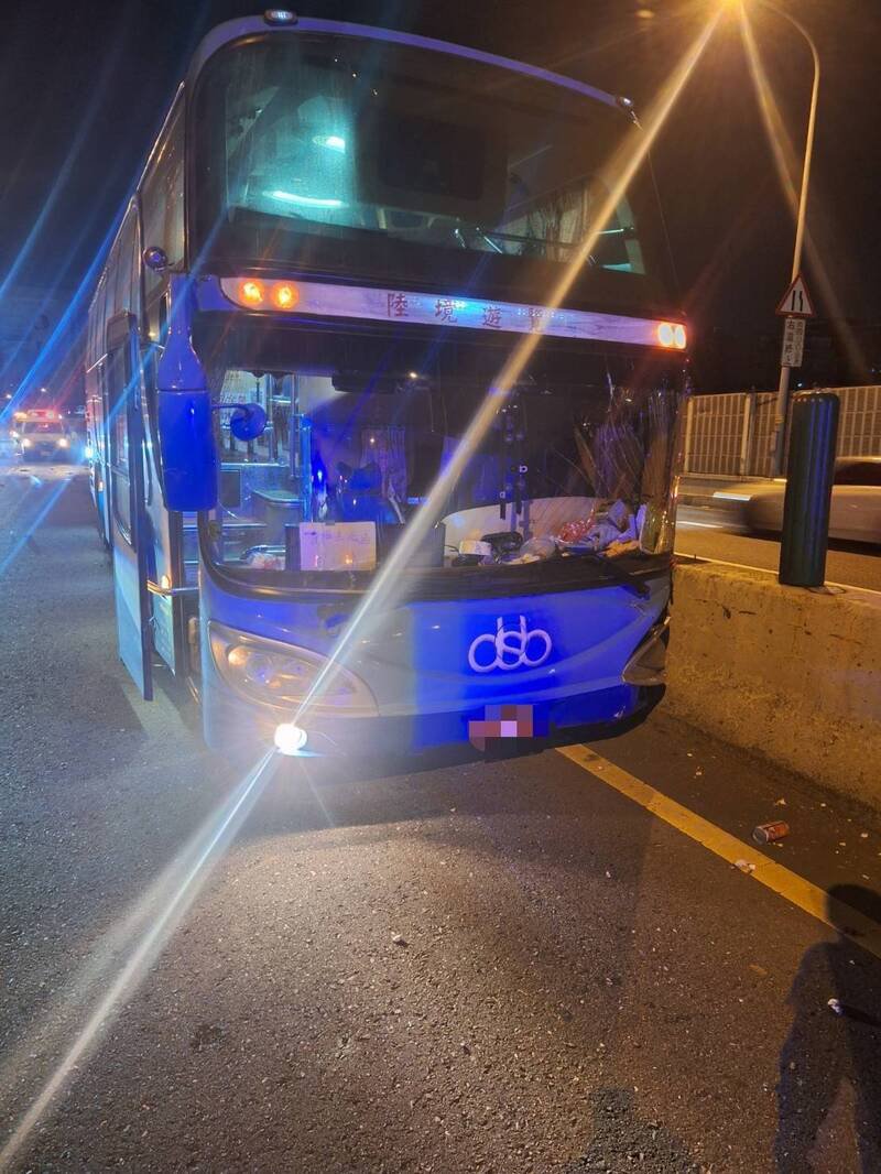 许男驾驶游览车行经台64线中和路段时，疑因恍神自撞护栏受伤，并波及对向一辆自小客车。（记者陆运锋翻摄）