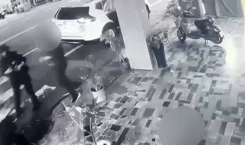 四十二岁林姓男子（右者）涉持小斧头攻击黄姓女警员。（民众提供）