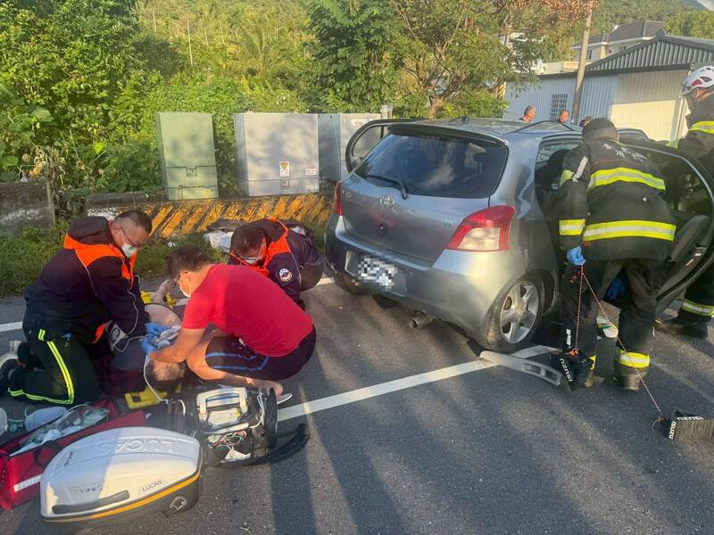 自小客自撞变电箱后水平旋转180度、朝向来时路，车头严重变形。（警消提供）