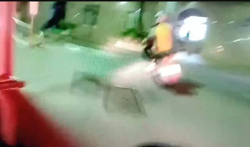 新北市淡水区员警追缉毒虫，追到一处安宁病房旁，查获毒品也呈现毒品反应，依法送办。（记者吴仁捷翻摄）