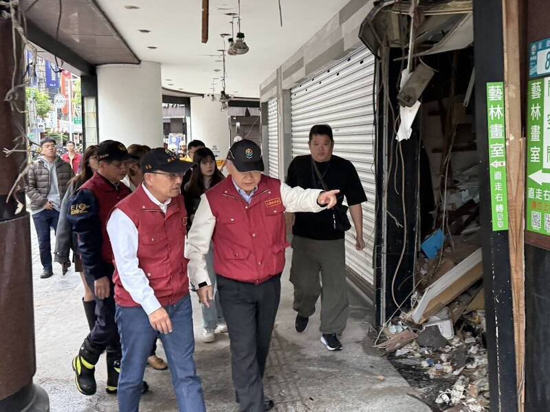 新北市长侯友宜（左）至板桥气爆案现场勘灾。（图由新北市政府提供）