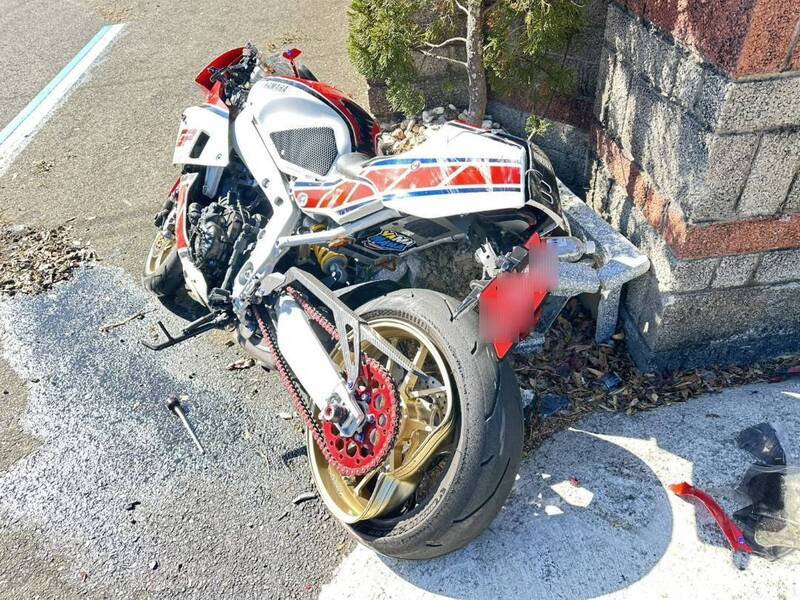 大型重机弯道过弯失控打滑喷出，撞击路旁住户大门及围墙柱。（记者彭健礼翻摄）