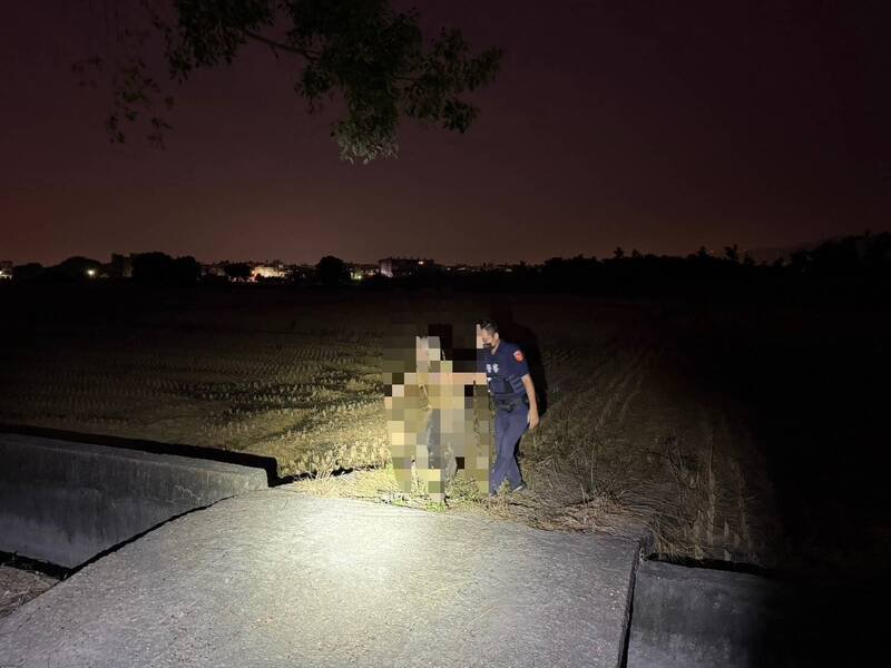 黄姓老翁在公墓乱绕，警方发现赶紧上前将他救出。（图由民众提供）