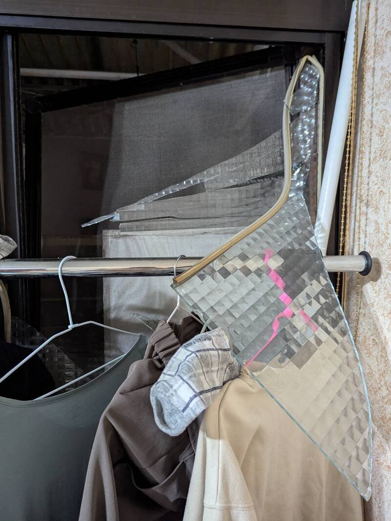 板桥重庆路12巷民宅也受波及，3楼公寓窗户玻璃炸裂，碎片散落置衣间。（梁姓房东提供）