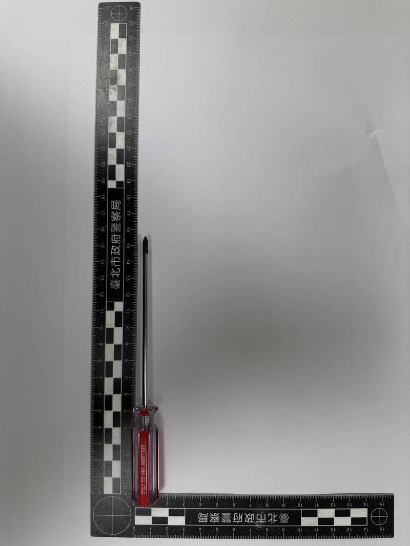 廖男呛声后持螺丝起子攻击，众人见状随即将其压制。（记者陆运锋翻摄）