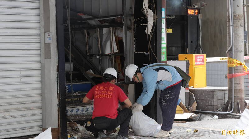 气爆建物共用楼梯间严重毁损。（记者黄政嘉摄）