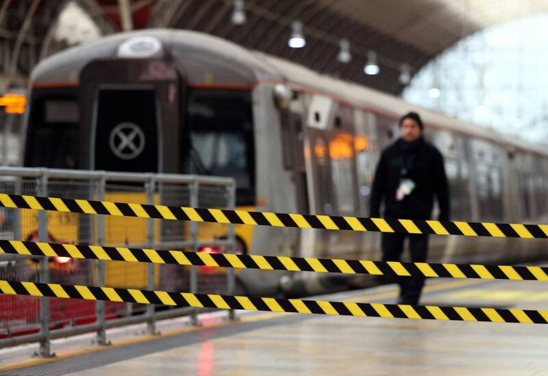 伦敦希斯洛机场7日惊传抢劫，多趟开往机场的快线被迫取消，周遭交通严重中断。（欧新社）