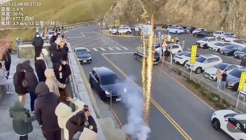 保时捷车主武岭亭下方放烟火，镜头君全程记录，画面清晰还有声光效果。（民众提供）