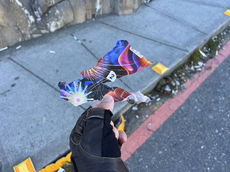 烟火施放后的碎纸片。（民众提供）