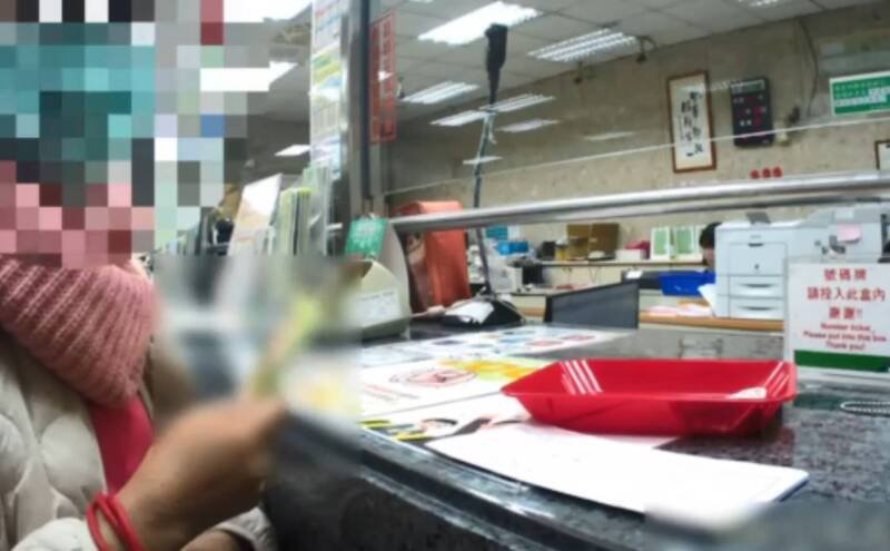 陈姓妇人汇款称要购买7、8台钢琴，但警方拨打给卖家时，对方称是购买2台大提琴，进一步要求提供公司名称地址时却被挂电话。（记者陆运锋翻摄）