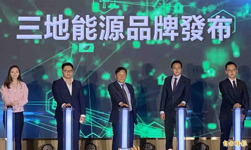 三地集团创办人钟嘉村（中）2.2亿元交保、整并科技监控，并限制出境出海。（资料照）

