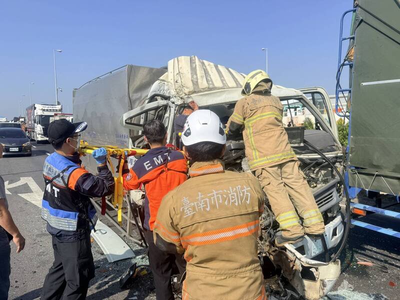 国8台南安定段东向侧车道靠近南133线路口3车追撞，1车2人受困，消防人员协助脱困。（读者提供）