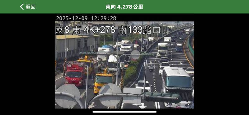 国8台南安定段东向侧车道靠近南133线路口3车追撞，1车2人受困。（翻摄自「国道路况即时通」）
