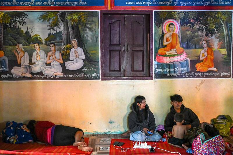 泰柬边境战火延烧，迫使大量平民紧急撤离。图为柬埔寨暹粒省（Siem Reap）居民9日为躲避战火逃离家园后，暂时在一处佛寺内栖身。（法新社）