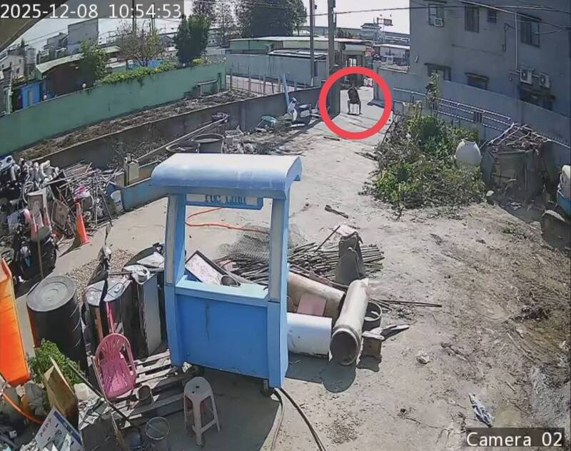 王姓男子犯案前已在陈男家门口坐著等候。（图由民众提供）