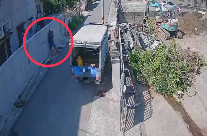 精神恍惚的王男将陈男硬拉下车并持刀挥砍，所幸陈男即时闪避，仅造成头部撕裂伤。（民众提供）