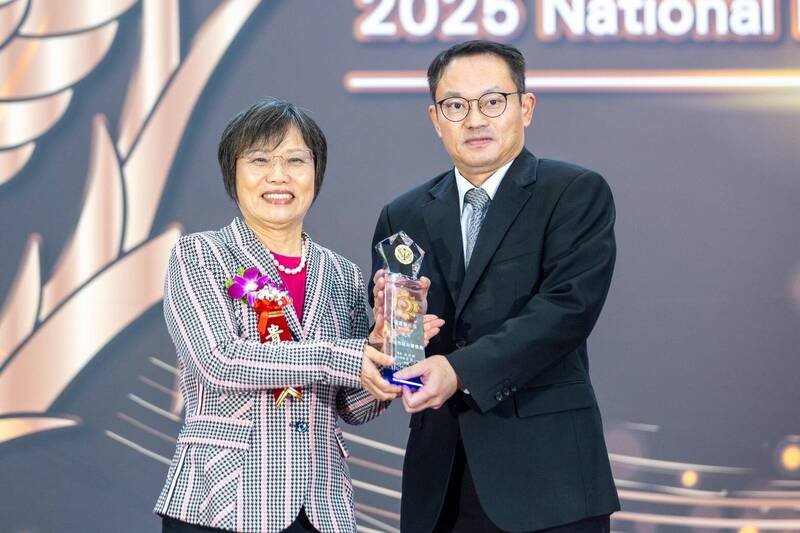 高市刑大荣获「国家警光奖」团体组综合评量类第1名，内政部长刘世芳颁奖给刑大大队长鄢志豪（右）。（警方提供）