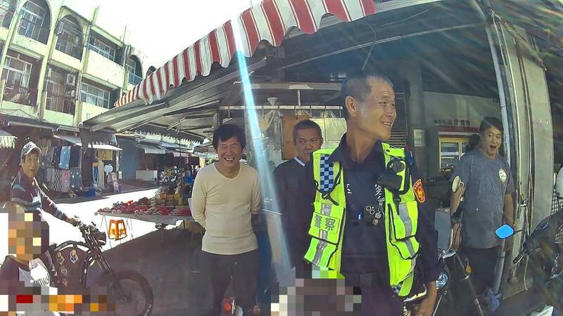 男童一喊「你们都走了，我还在这边欸！」引起众人大笑。（警方提供）