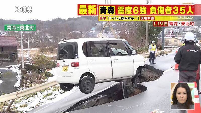 今（9）日上午，青森县东北町相关单位已出动大型工具，将受困在塌陷路段的汽车搬离现场。（图撷取自@yuruhuwa_kdenpa 社群平台「X」）