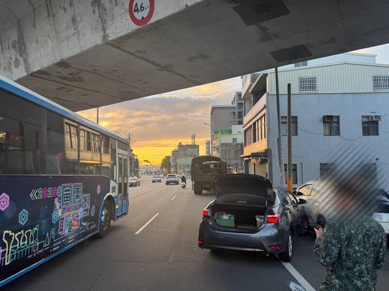轿车与军用卡车碰撞后偏离车道，又撞击停放路肩车辆。（记者彭健礼翻摄）