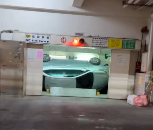 轿车停入机械停车塔，却发生车辆翻覆事故。（撷取自threads@formula_quadrant）