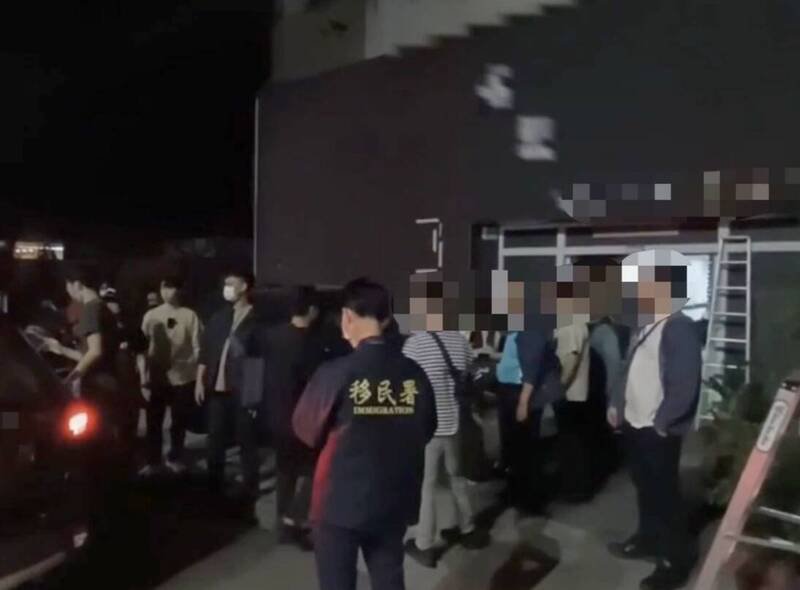 善化警方联手移民署，破获以泰妹选妃为号召的应召站，移送法办。（民众提供）