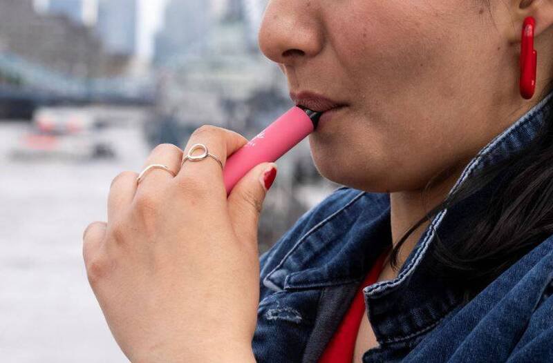 桃园某国中一名学生在校内吸食电子烟，疑是含有依托咪酯的烟弹。示意图，非当事人。（路透资料照）少一份毒品就多一份健康，自由时报提醒您远离毒品。