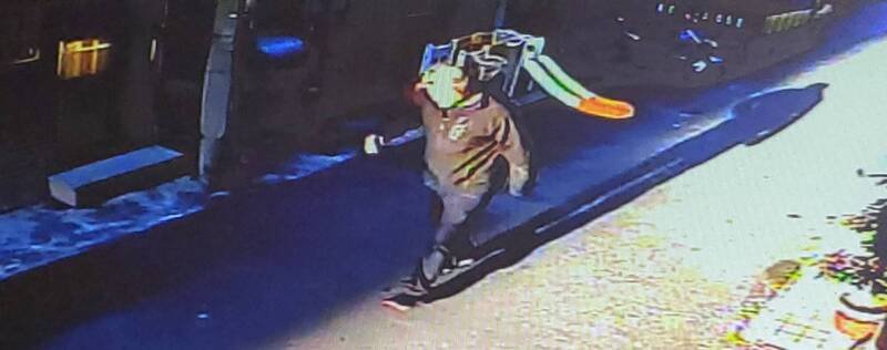 吕男行凶后逃离画面。（民众提供）