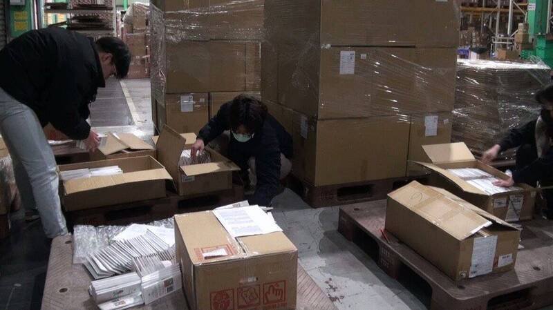 警方前往天一爱公司的办公室、仓库搜索。（记者王冠仁翻摄）