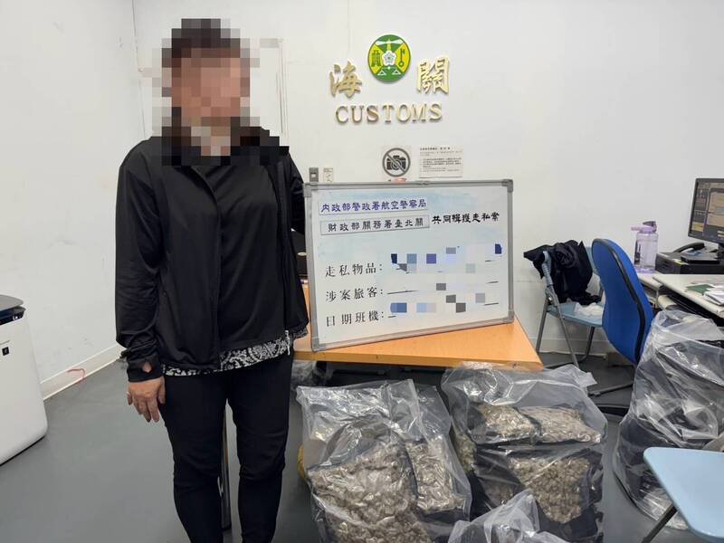 自曼谷入境的吴姓女子托运行李内夹藏30余包第二级毒品大麻花，总重量达16.22公斤，市值初估逾新台币3000万元。（航警局提供）