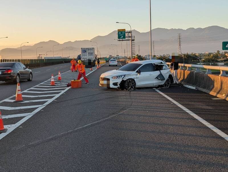 白车遭后方车追撞。（国道警方提供）