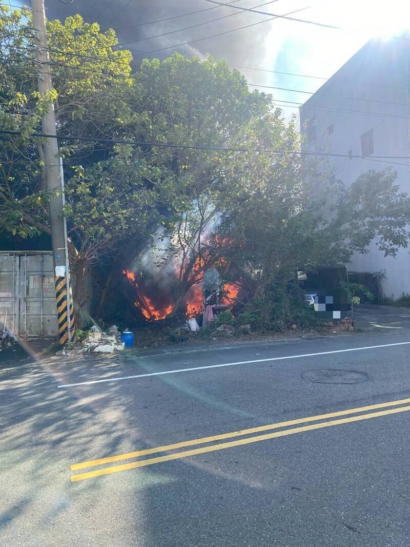 杂草火警延烧，汽车被波及烧毁。（民众提供）