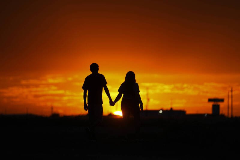 夕阳下的一对情侣。（美联社档案照）