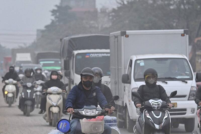越南首都河内，车辆行驶在严重空气污染的道路上。河内的空气品质在12月11日跌至全球最差之列，当局宣布2026年7月起管制机车进入市中心。（法新社）